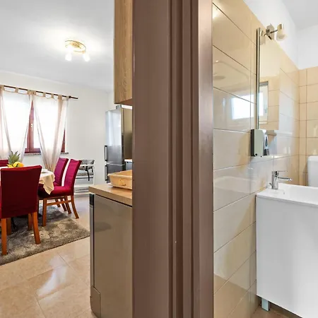 Awesome In With Jacuzzi Holiday home Tinj