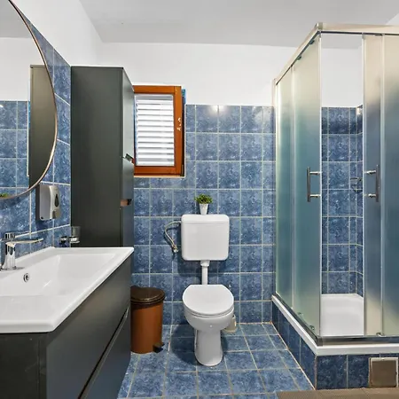 Awesome In With Jacuzzi * Tinj