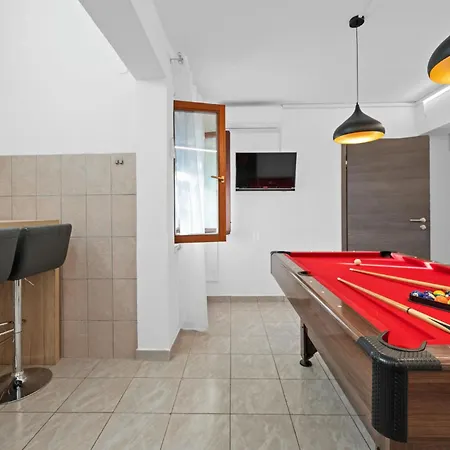 Awesome In With Jacuzzi Holiday home Tinj
