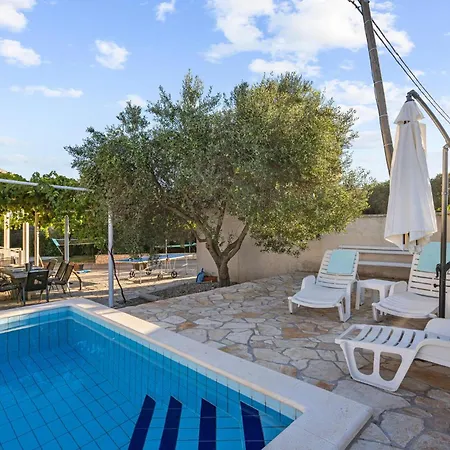 Holiday home Awesome In With Jacuzzi