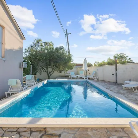 Awesome In With Jacuzzi Holiday home *