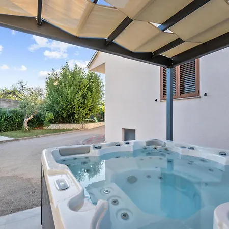 Dom wakacyjny Awesome In With Jacuzzi